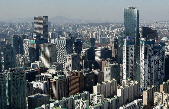 24일 상업용 부동산 기업 '부동산플래닛'이 국토교통부 실거래가 자료(10월1일 기준)를 기반으로 발표한 '2023년 8월 서울시 오피스 거래 특성 마켓 리포트'에 따르면 지난 8월 서울 오피스 빌딩 거래량과 거래금액은 각각 전월 대비 12.5%, 13.3% 줄었다. 사무실 매매량은 올 들어 최대치를 기록했는데, 거래금액은 서울 내 두 건물에서 거래가 다수 발생하며 1568.9% 증가했다./사진=뉴스1