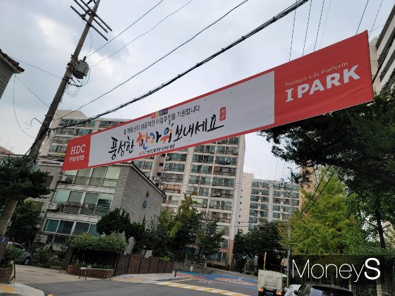지난 10월13일 서울 노원구 436 일대에 위치한 월계동신아파트를 찾았다. HDC현대산업개발이 건 것으로 보이는 대형 현수막이 눈에 띄었다. /사진=신유진 기자 