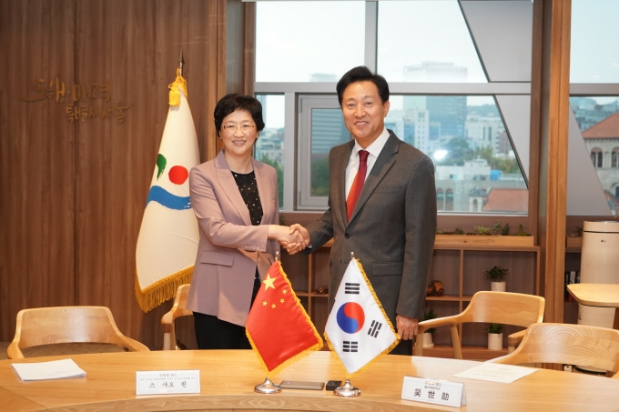 오세훈 서울시장은 24일 스샤오린 중국 쓰촨성 청두시 당서기 겸 쓰촨성 부서기와 서울시청 집무실에서 만나 서울시와 쓰촨성·청두시 간 친선교류 협력에 대해 논의했다. (서울시 제공)