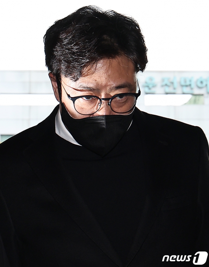 업무방해, 전자기록 등 손괴, 사기 및 업무상 배임 등의 혐의를 받는 안성일 더기버스 대표가 24일 오후 피의자 조사를 받기 위해 서울 강남경찰서에 출석하고 있다. 걸그룹 ‘피프티 피프티(FIFTY FIFTY)’의 소속사 어트랙트는 지난 6월 더기버스가 업무 인수인계를 지체하고 업무용 메일 계정을 돌려주는 과정에서 메일을 모두 삭제하는 등 프로젝트 자료를 없앴다며 안 대표 등을 고소했다. 2023.10.24/뉴스1 ⓒ News1 김진환 기자