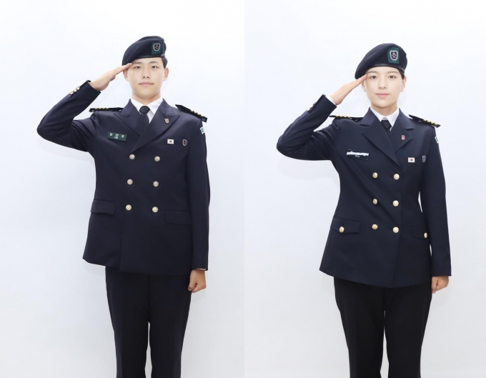 육군 학생군사교육단(ROTC) 제64기 후보생들부터 지급되는 새 단복. (육군 제공)