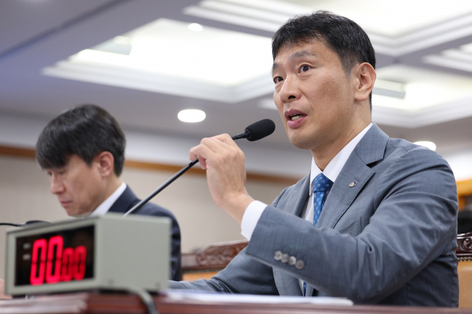 이복현 금융감독원장이 17일 서울 여의도 금융감독원에서 열린 국회 정무위원회의 금융감독원에 대한 국정감사에서 의원 질의에 답변하고 있다. /사진-뉴스1