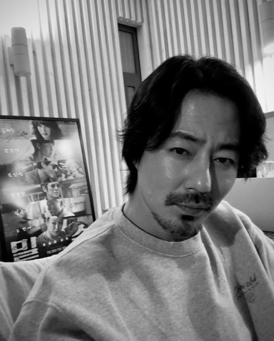 조인성이 수염을 길러 화제를 모은 가운데 일부 팬들의 원성이 쏟아지자 직접 등판해 수염을 기른 이유를 설명했다. /사진=조인성 인스타그램
