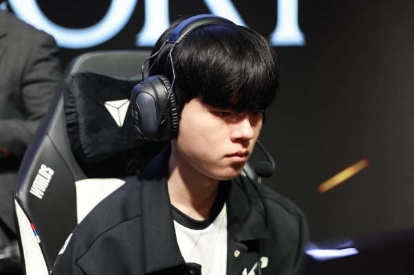 디플러스 기아가  27일 서울 강서구 KBS아레나에서 열린 2023 LOL 월드챔피언십(월즈) 스위스 스테이지 7일차 4라운드에서 베트남 지역(VCS) 1시드 감이스포츠(GAM)를 상대로 2-0으로 승리했다. 사진은 GAM전을 준비중인 Deft(김혁규)의 모습. /사진=디플러스 기아 공식 인스타그램 제공