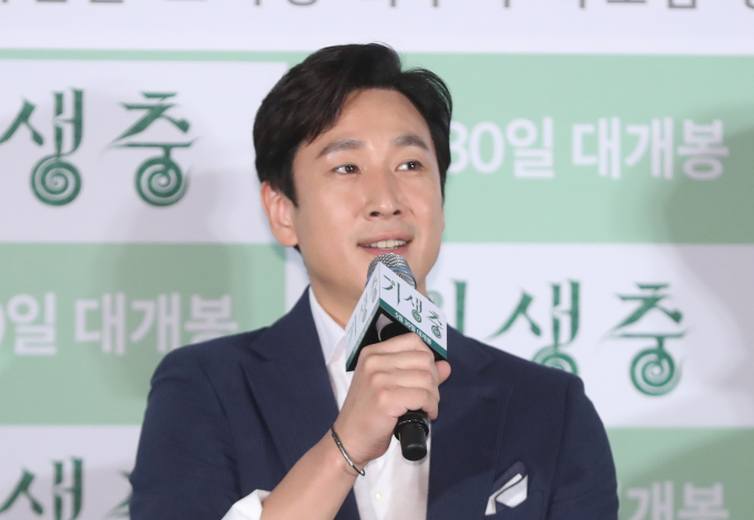  칸 영화제에서 황금종려상을 수상한 영화 '기생충' 배우 이선균이 28일 오후 서울 이촌동 CGV용산아이파크몰에서 열린 언론시사회에서 질문에 답하고 있다. /사진=뉴시스