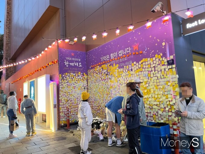 지난 28일 핼러윈 기간인 데다 토요일이었음에도 이태원에는 축제를 즐기러 온 관광객보다 추모객의 발길이 더 잦았다. 사진은 해밀톤호텔 골목 '추모의 벽'을 찾아 추모하는 시민들. /사진=최재혁 기자