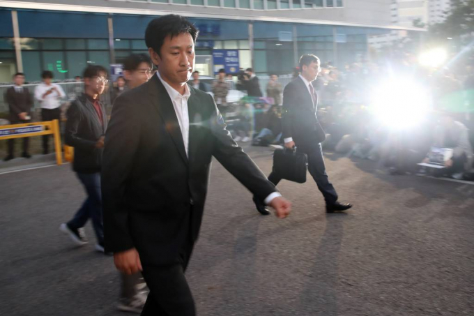 경찰의 마약 간이 시약 검사에서 음성이 나온 배우 이선균이 국과수의 판단도 받는다. 사진은 배우 이선균이 지난 28일 오후 인천광역시 논현경찰서에 마약류 관리에 관한 법률 위반 혐의에 대한 경찰 조사를 마치고 나서던 모습. /사진=머니투데이