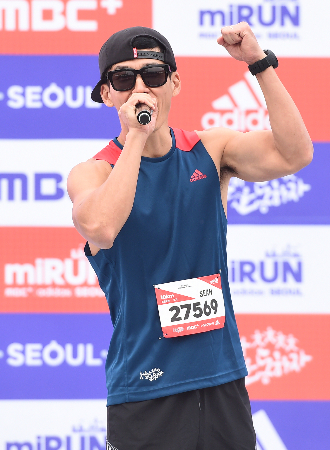 가수 션이 마라톤 풀코스 완주에 성공하며 루게릭 환자를 위한 기부에 나섰다. 사진은 션이 2016년 서울 여의도 공원에서 열린 '아디다스 MBC+ 마이런 서울'에 참석했던 모습. /사진=뉴스1