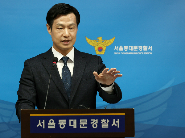 대출 조건으로 연 3000% 이상의 이자와 나체사진 등을 요구한 불법 대부업체 일당이 검거됐다. 사진은 기도균 서울 동대문경찰서 수사2과장이 30일 서울 동대문경찰서에서 '나체추심' 불법대부업체 조직 검거 브리핑을 하는 모습. /사진=뉴스1
