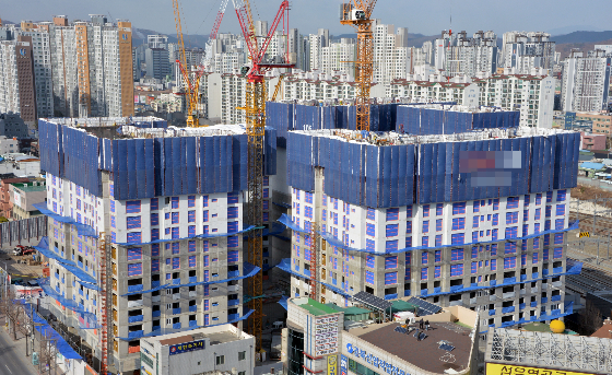 31일 국토교통부가 발표한 '2023년 3분기 건축 허가·착공·준공 현황' 자료에 따르면 전국 건축 허가 면적은 전년 동기 대비 32.8% 감소한 3058만9000㎡, 동수는 23.8% 줄어든 3만7242동이다. 같은 기간 착공 면적은 1627만9000㎡로 지난해 3분기보다 44.2% 감소했으며 동수는 23.2% 감소한 2만7825동으로 집계됐다./사진=머니투데이 DB