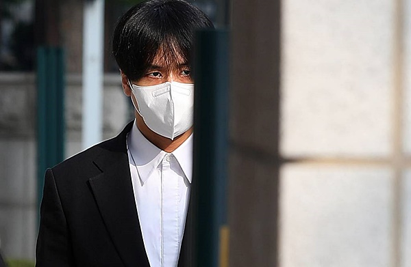  병역비리 혐의로 1심에서 징역형의 집행유예를 선고받은 래퍼 라비(본명 김원식)에게 검찰이 항소심에서도 실형을 구형했다. 사진은 31일 오전 서울 양천구 남부 지방법원에서 열린 항소심 공판에 출석한 래퍼 라비. /사진=스타뉴스
