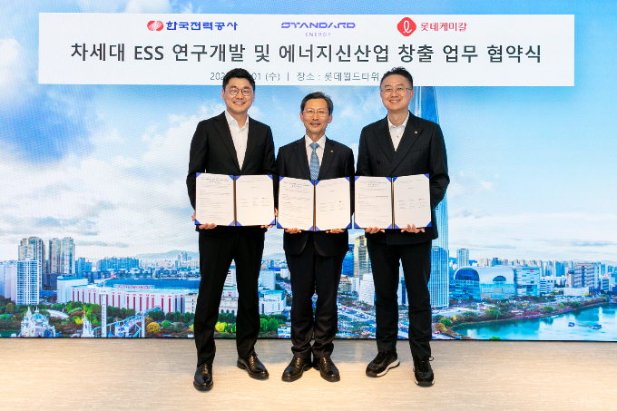 롯데케미칼, 한국전력공사, 스탠다드에너지가 지난 1일 서울 잠실 롯데월드 타워에서 '차세대 ESS 솔루션 연구개발 및 에너지 신산업 창출 협력을 위한 업무협약'을 체결했다. 사진은 왼쪽부터 김부기 스탠다드에너지 대표, 김태균 한전 기술혁신본부장, 황민재 롯데케미칼 최고기술책임자(CTO). /사진=롯데케미칼 제공