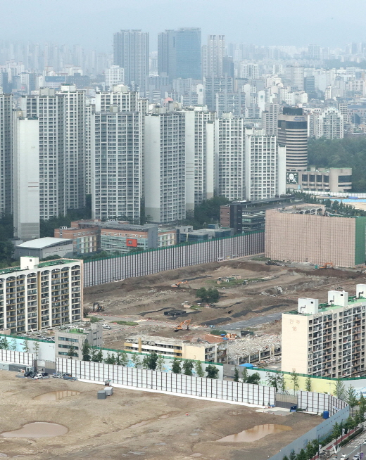 재건축을 추진 중인 서울 송파구 잠실진주아파트는 삼성물산과 HDC현대산업개발로 구성된 시공단이 두 차례에 걸쳐 공사비의 대폭 인상을 요구하면서 조합원들과 갈등을 빚고 있다. /사진=뉴스1