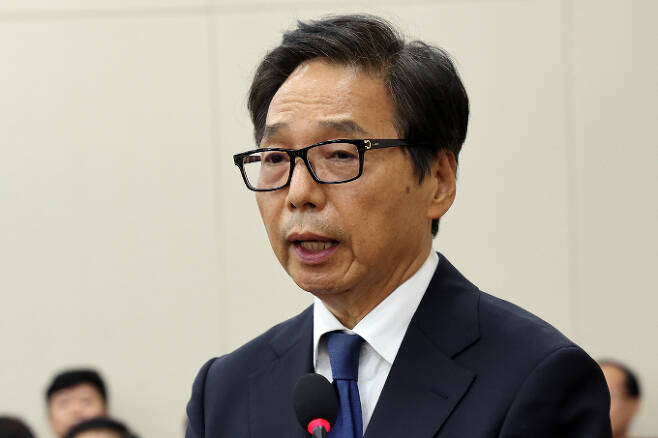 박영우 대유위니아 그룹 회장이 지난달 26일 서울 여의도 국회에서 열린 환경노동위원회의 고용노동부 등에 대한 종합국정감사에 증인 신분으로 출석, 의원 질의에 답하고 있다. /사진=뉴스1