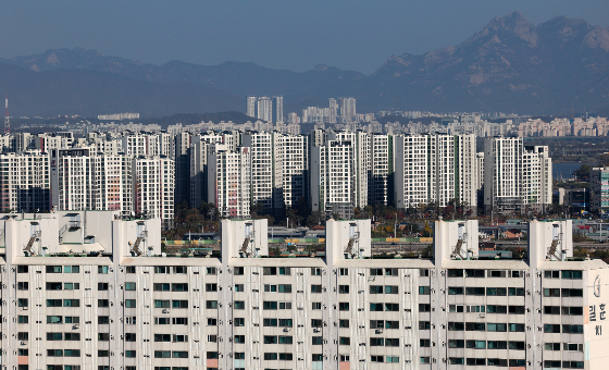 3일 주택산업연구원은 국토교통부와 한국토지주택공사(LH) 후원으로 대한국토·도시계획학회와 전일 공동 개최한  '1기 신도시 재정비 및 3기 신도시 합리적 개선을 위한 대토론회'를 성황리에 마무리했다고 밝혔다. 이날 토론회에서는 수도권 1기 신도시의 재건축 활성화와 3기 신도시의 합리적 개발계획이 주된 논제였다./사진=뉴시스