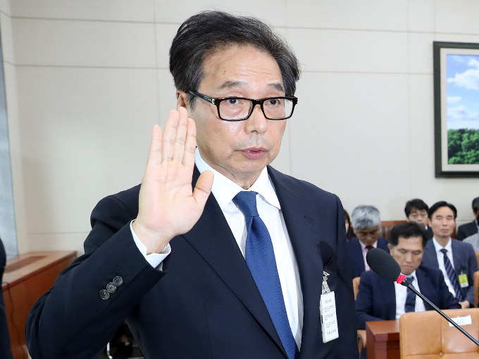 박영우 대유위니아 그룹 회장이 26일 서울 여의도 국회에서 열린 환경노동위원회의 고용노동부 등에 대한 종합국정감사에 증인 신분으로 출석, 의원 질의에 답하고 있다. /사진=뉴시스