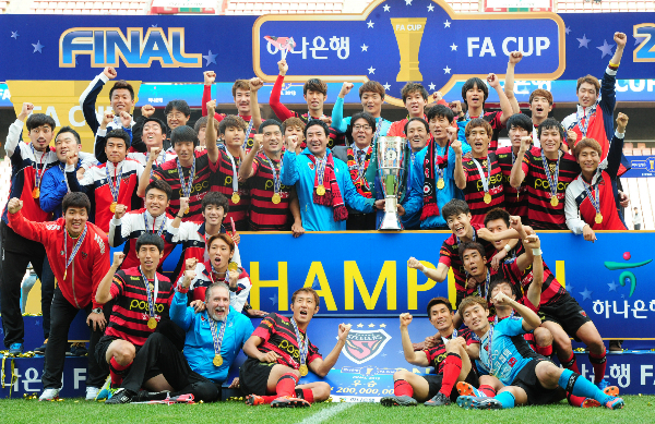 포항 스틸러스와 전북 현대가 4일 오후 2시15분 경북 포항 스틸야드에서 2023 하나은행 FA컵 결승전을 치른다. 사진은 2013년 당시 FA컵 우승을 차지하여 축하하고 있는 포항 스틸러스. /사진=뉴스1