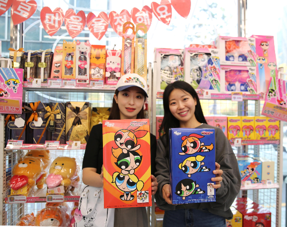 모델들이 파워퍼프걸 캐릭터 컬래버 빼빼로를 들고 포즈를 취하고 있다. /사진=GS리테일