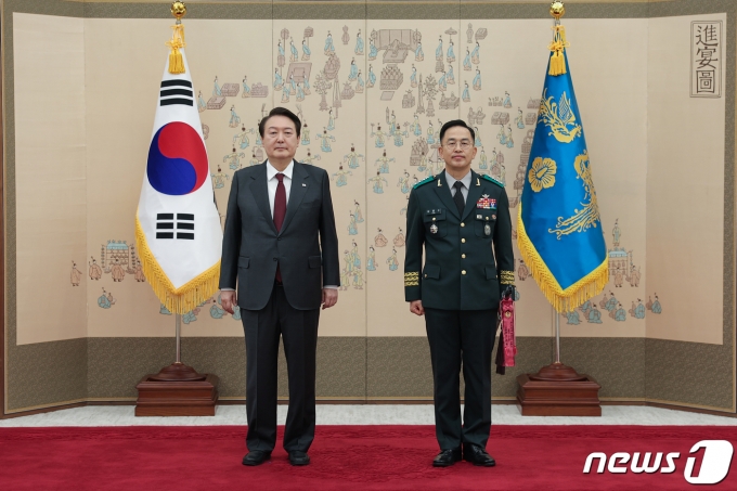 윤석열 대통령이 7일 오전 서울 용산 대통령실 청사에서 열린 장성 보직 신고 및 삼정검 수치 수여식에서 김봉수 육군 제3군단장의 삼정검에 수치를 달아준 후 기념촬영을 하고 있다. (대통령실 제공) 2022.12.7/뉴스1 ⓒ News1 오대일 기자