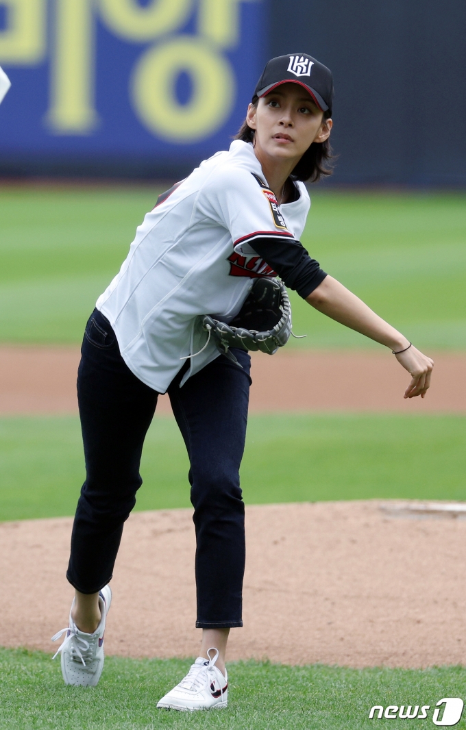 [사진] 정혜인 '축구도 하고, 야구도 하고'