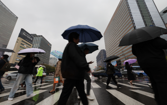 6일에는 전국에 비가 내릴 전망이다. 사진은 서울 광화문네거리에서 우산을 쓰고 이동하는 시민. /사진=뉴스1