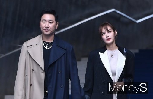브랜뉴뮤직 수장 라이머와 방송인 안현모가 각자의 길을 걷게 됐다. 사진은 지난 2019년 10월 서울 중구 동대문디자인플라자(DDP) '2020 S/S 서울패션위크' 장광효 디자이너 '카루소' 컬렉션에 참석한 라이머와 안현모. /사진=장동규 기자