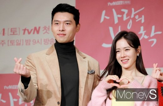 배우 현빈, 손예진 부부의 자산이 804억으로 추정됐다. 사진은 지난 2019년 12월 서울 종로구 광화문 포시즌스 호텔에서 열린 tvN 주말드라마 '사랑의 불시착' 제작발표회에 참석한 배우 손예진, 현빈 부부. /사진=장동규 기자