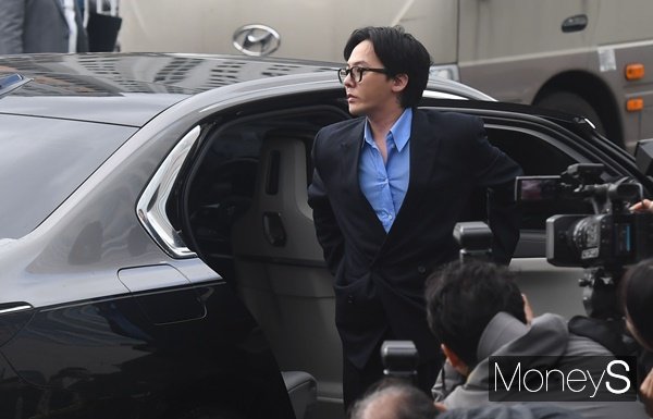 마약 투약 혐의를 받는 가수 지드래곤(본명 권지용)이 경찰에 자진 출석하면서 타고 온 차량 BMW에 이목이 쏠린다. 사진은 은 지난 6일 인천 남동구 인천논현경찰서에서 조사를 받기 위해 출석한 가수 지드래곤. /사진=장동규 기자
