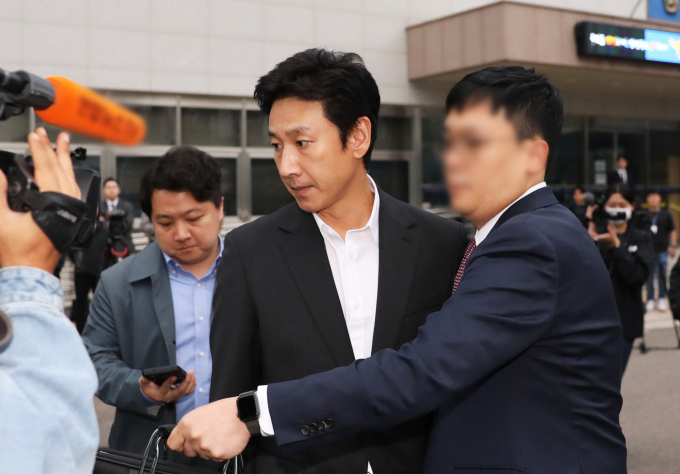 배우 이선균이 유흥업소 실장 A씨에게 건넨 3억5000만원은 지인에게 빌린 돈이라는 주장이 나왔다. 사진은 지난 4일 인천 남동구 인천 논현경찰서에서 2차 소환조사를 마친 마약 투약 혐의로 입건된 배우 이선균. /사진=뉴시스