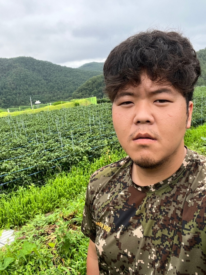 아버지의 소일거리로 시작한 고추 농사가 어느새 김태훈씨의 직업이 됐다. 사진은 자신의 고추밭 앞에서 사진을 찍은 김씨의 모습. /사진= 김태훈씨 제공