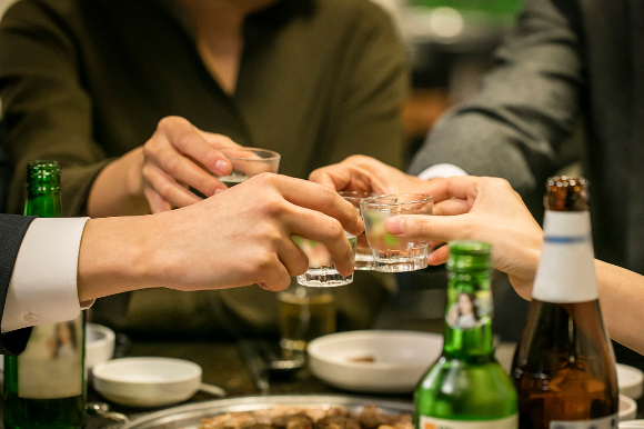 음주와 흡연을 동시에 하면 그렇지 않은 사람보다 두경부암 발병률이 35배 높다는 연구결과가 있는 만큼 음주와 흡연을 줄이는 것이 좋다. 사진은 기사와 직접적인 관련 없음. /사진=이미지투데이