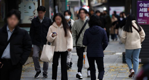 11일 전국적으로 가끔 구름이 많겠고 최저기온이 영하 7도까지 떨어진다.사진은 지난 7일 오전 서울 시청역에서 두꺼운 옷을 입은 시민들이 출근을 하는 모습. /사진=뉴스1