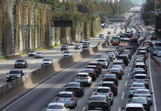 한국도로공사는 11일 전국에서 자동차 524만대가 고속도로를 이용할 것으로 전망했다. 사진은 차량으로 붐비는 경부고속도로. /사진=뉴시스