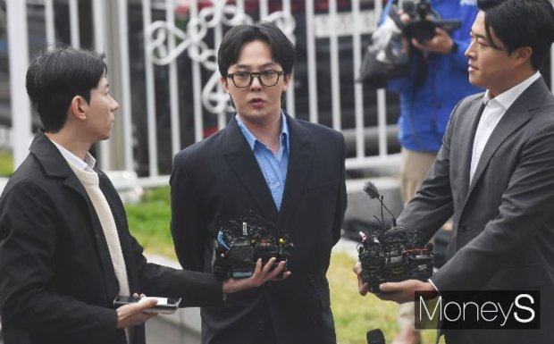 지드래곤의 누나 권다미씨가 지드래곤에 대한 마약 관련 의혹과 수사 등에 대해 분노했다. 사진은 지난 6일 조사를 위해 경찰에 출석할 당시의 지드래곤. /사진=장동규기자
