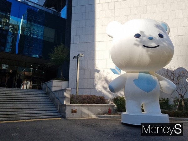 지난 10일 한국거래소에서 특별한 생일 파티가 열렸다. 사진은 이날 한국거래소 사옥 외부에 비치된 공식캐릭터 웅비 에어조형물의 모습. /사진=최자연 기자 
