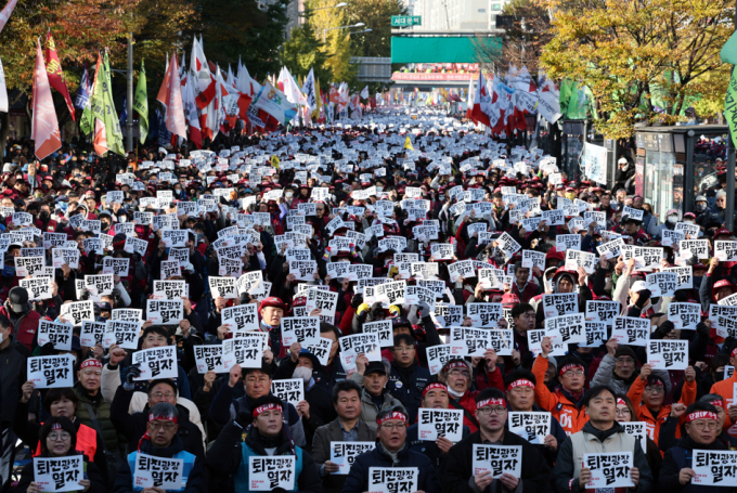 전국민주노동조합총연맹(이하 민주노총) 윤택근 위원장 직무대행을 비롯한 산하 노조 위원장 및 노조원들이 이날 오후 오후 서울 서대문역 사거리에서 열린 전태일 열사 정신 계승 2023 전국노동자대회에서 구호를 외치는 모습. /사진=뉴스1