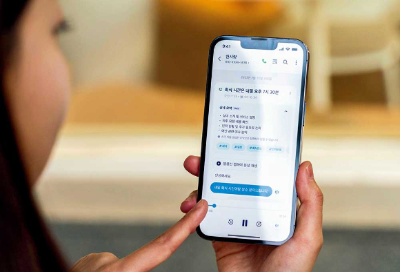 SK텔레콤 이용자가 에이닷 전화를 통해 통화 녹음, 요약 등 새로운 기능을 사용하고 있다. /사진=SK텔레콤