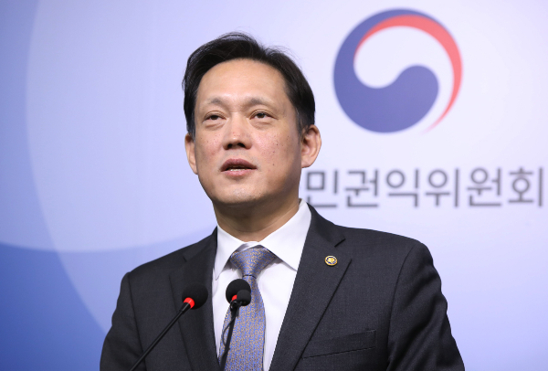 국민권익위원회가 국가전문자격시험의 공인어학시험 성적 인정기한을 현행 2년에서 5년으로 연장하는 방안을 권고했다. 사진은 김태규 권익위 부위원장이 14일 정부세종청사에서 '국가자격시험의 공인어학시험 성적 인정기한 확대' 제도 개선과 관련해 브리핑하는 모습. /사진=뉴시스(국민권익위원회)