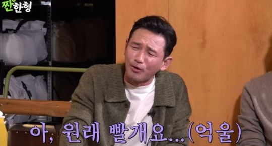 배우 황정민이 안면홍조 때문에 과거 음주 운전 단속에 매번 걸렸다고 토로했다. /사진=유튜브 '짠한형' 캡처