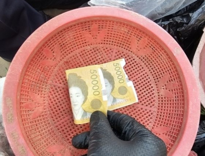 전통시장에서 복사된 오만원권을 내고 물품을 구매한 60대 여성이 불구속 입건됐다. /사진=뉴스1(대구 성서경찰서 제공)