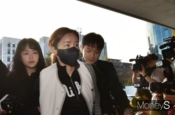 전 펜싱 국가대표 남현희(42)가 지난달 재혼 예정자였던 전청조(27)의 전과 사실이 드러날 당시 인스타그램으로 답장한 것이 본인이 아니었다며 분노했다. 사진은 지난 8일 경찰의 대질심문 소환 조사 차 서울 송파구 가락동 송파경찰서에 출석한 전청조 사기 공범 의혹을 받는 펜싱 국가대표 출신 남현희. /사진=임한별 기자