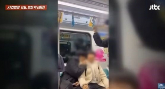 만취한 남성이 지하철 안에서 중학생을 폭행했다. 사진은 지하철에서 만취한 남성이 중학생을 폭행하는 모습. /사진제공=JTBC '사건반장'