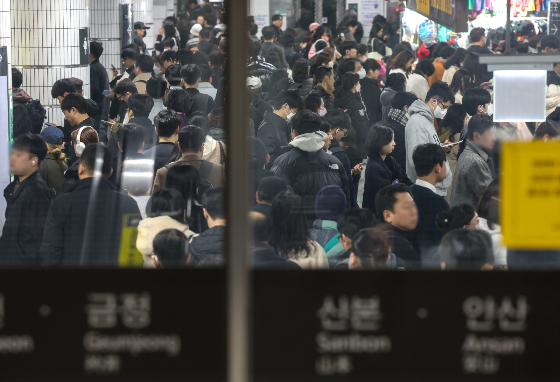 15일 민주노총 소속 서울교통공사노동조합이 기자회견을 통해 오는 22일부터 무기한 총 파업에 들어가겠다는 의사를 밝히며 출퇴근길 혼잡이 예상된다. 노조와 공사 양측은 인력 감축안을 두고 서로 입장 차이를 좁히지 못하고 있다. 공사 측은 노조의 파업을 쟁의행위로 규정, 손해배상청구까지 염두에 둔 것으로 알려졌다./사진=뉴시스