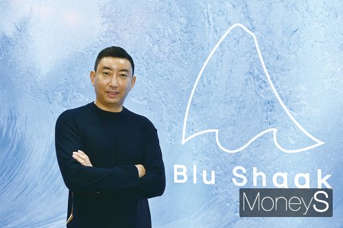 권 대표가 블루샥 로고 앞에서 포즈를 취하고 있다. /사진=머니S DB