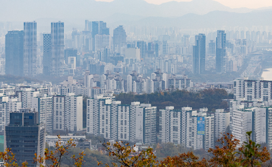 16일 프롭테크 업체 '직방'이 한국부동산원 청약홈 자료를 분석한 결과 지난달 전국 1순위 청약경쟁률은 10.0 대 1을 기록했던 직전월보다 오른 14.3 대 1이었으나 동시에 1순위 청약미달률도 늘었다. 지난 9월 10.8%이던 청약미달률은 한 달 사이 13.7%로 상승했다./사진=뉴스1