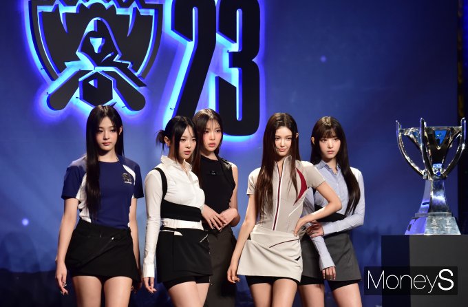 [머니S포토] 상큼달콤 뉴진스, 2023 롤드컵 오프닝 무대 장식하다!