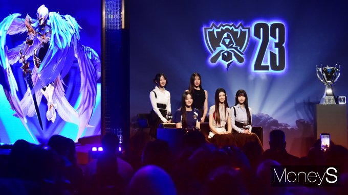 [머니S포토] 상큼달콤 뉴진스, 2023 롤드컵 오프닝 무대 장식하다!