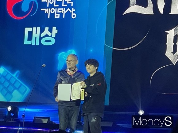 유인촌 문화체육관광부 장관(왼쪽)과 최지원 P의 거짓 총괄 디렉터. /사진=양진원 기자 