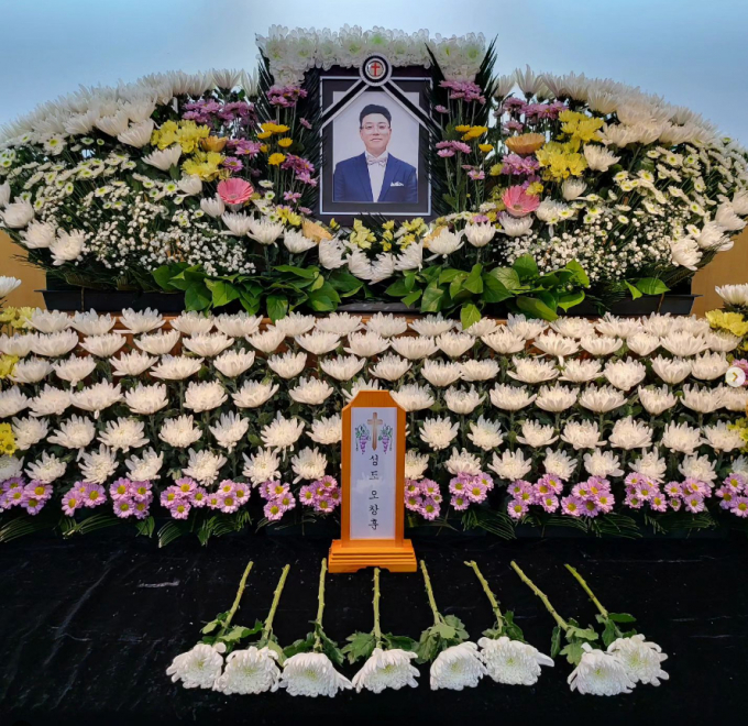 남성듀오 원투의 멤버 고(故) 오창훈이 송호범을 비롯한 여러 동료들의 애도 속 영면에 든다. /사진=송호범 인스타그램