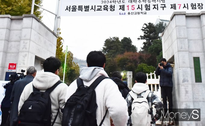[머니S포토] 2024 수능, '전국 84개 시험지구'서 일제히 시작!